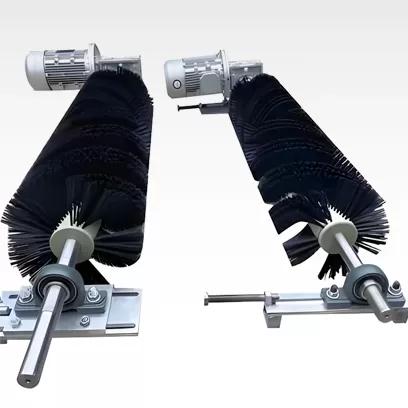 Conveyor cleaning brush